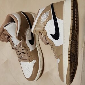 Like New Nike AIR Jordan 1 Mid 7.5